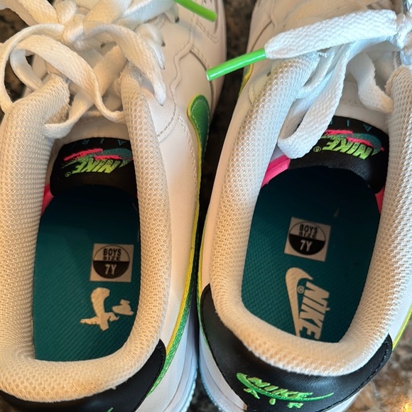 Nike Air Force 1 LV8 1 White with Green Accents EUC 8.5 or 7Y - Picture 13 of 15
